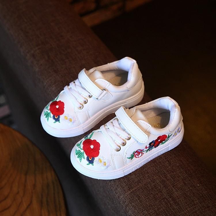 Romantisk Jentesneakers Med Blomsterbroderi